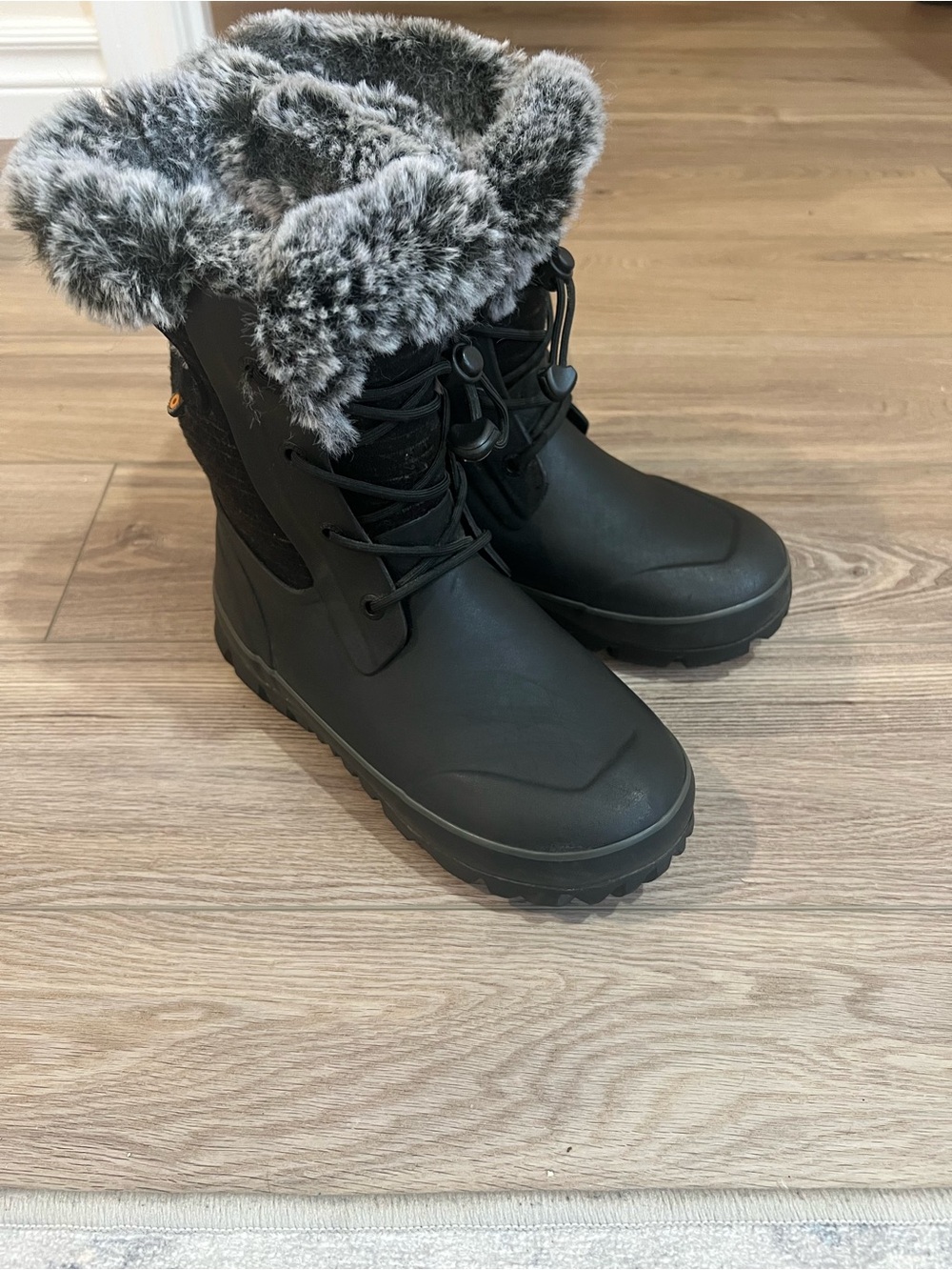 Warm and practical BOGS winter boots in black with a cozy, super-soft faux fur l